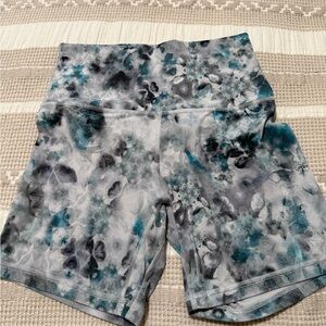 lululemon athletica Women's Blue Gray Patterned Bike Shorts